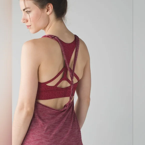 𝙇𝙐𝙇𝙐𝙇𝙀𝙈𝙊𝙉 - 𝙏𝙬𝙞𝙨𝙩 & 𝙏𝙤𝙞𝙡 𝙏𝙖𝙣𝙠 𝙏𝙤𝙥 - Picture 2 of 12